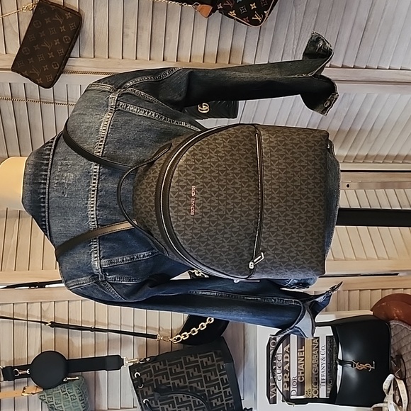 Michael Kors brand Sheila backpack - Picture 10 of 12